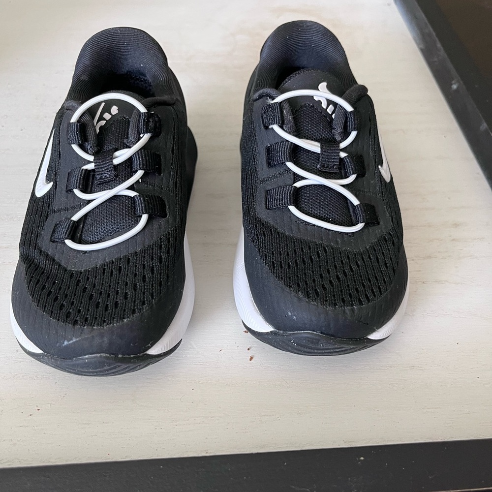 Nike TODDLER Black and White Lace-Style Slip-On Sneakers